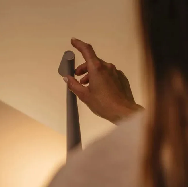Simple Wireless LED Table Lamp