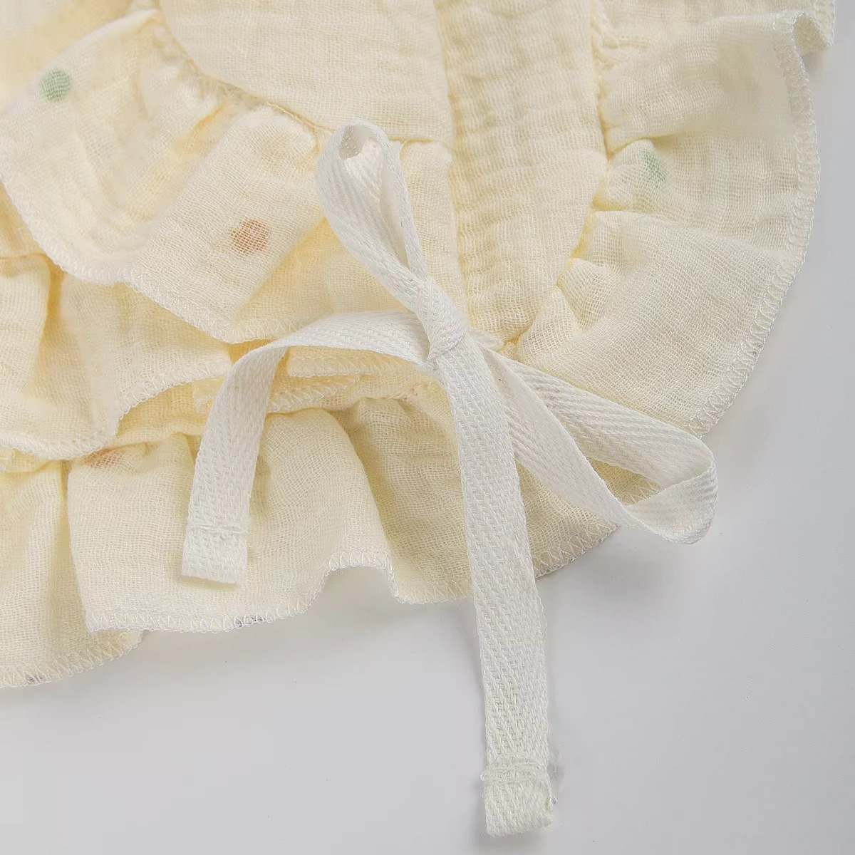 Cute Breathable 4 Layer Gauze Baby Bib with Ruffles