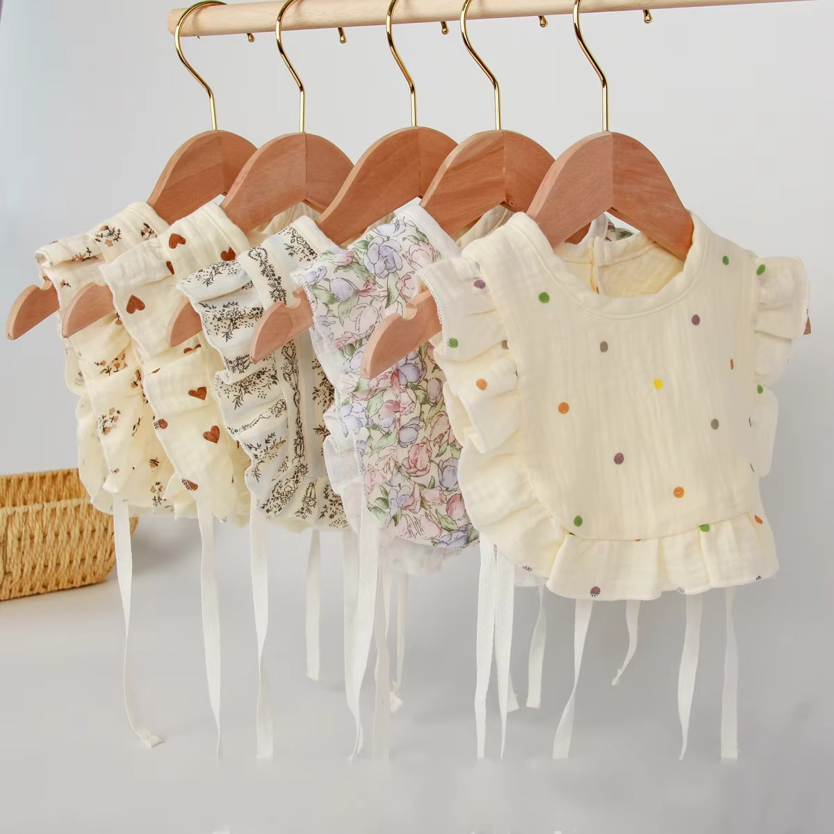 Cute Breathable 4 Layer Gauze Baby Bib with Ruffles