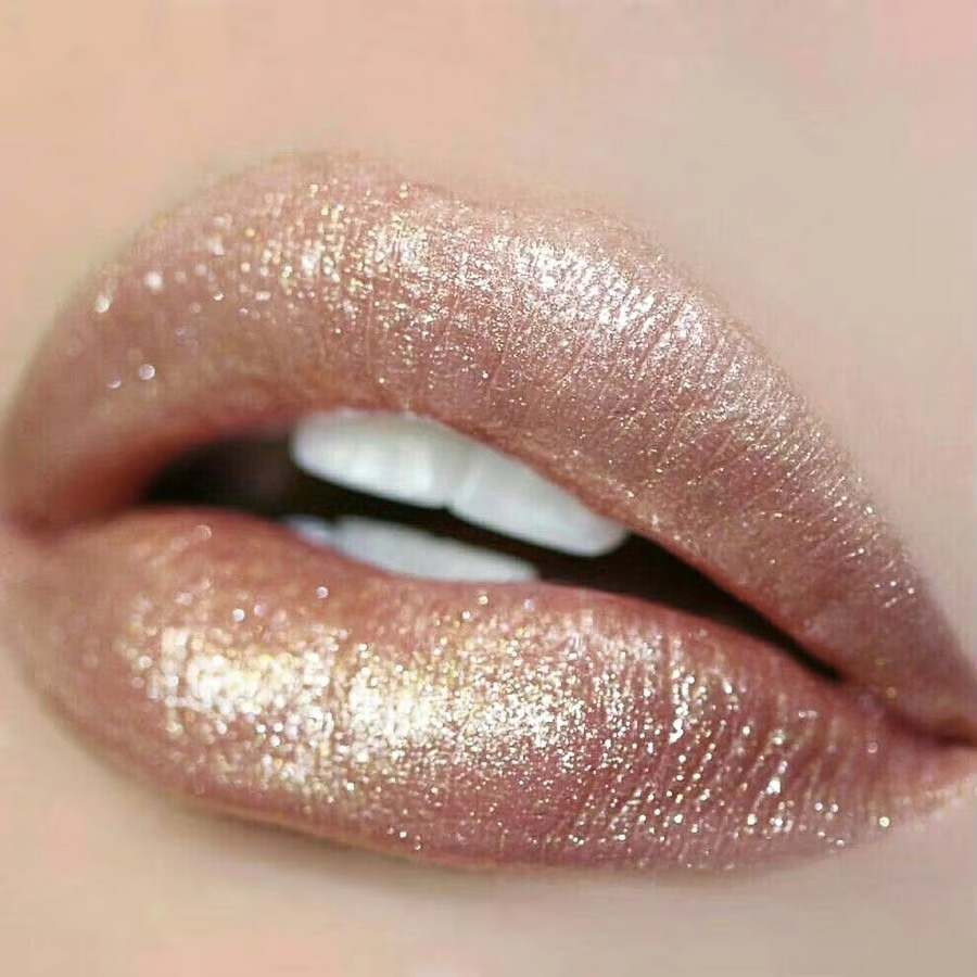 Vibrant Red Shiny Lipstick for Plump Full Lips